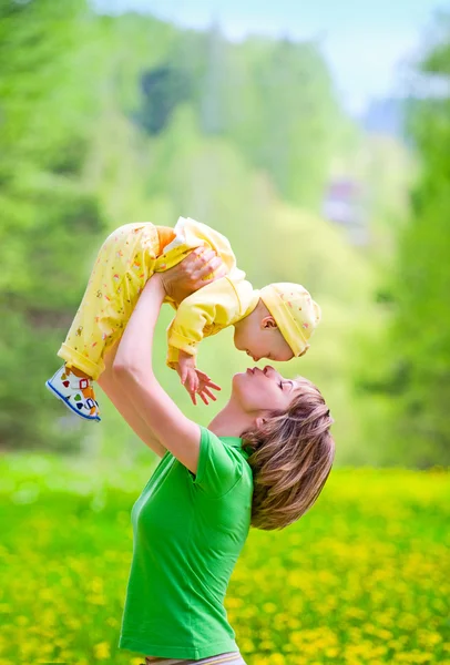 母亲与婴儿在公园 免版税图库图片