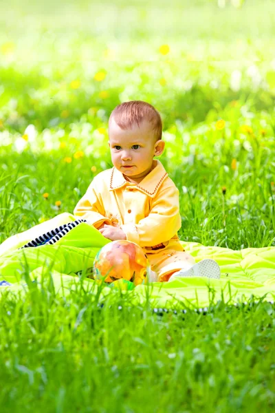 Bébé sur l'herbe — Photo