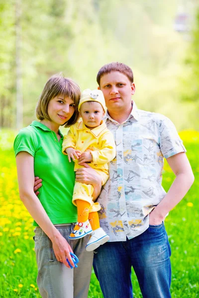 Familie in het gras — Stockfoto