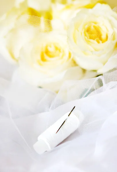 线程筒子和白玫瑰 — 图库照片
