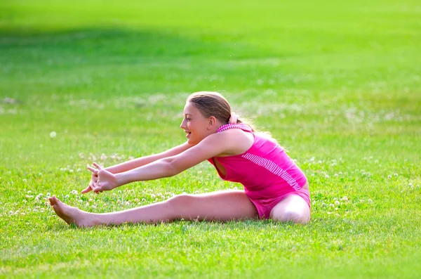 Exercises on the grass — Stock Photo, Image