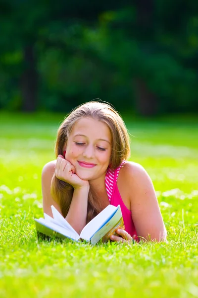 Красивая девушка с книгой — стоковое фото