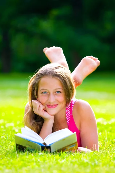 Schönes Mädchen mit Buch — Stockfoto