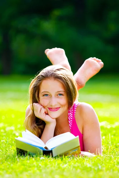 Hermosa chica con libro — Foto de Stock