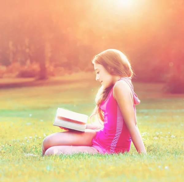 Gadis dengan buku — Stok Foto