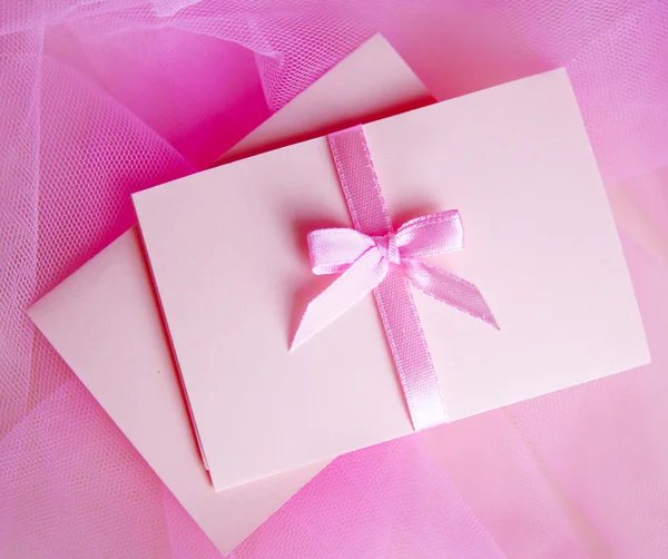 Cartón rosa con lazo de satén —  Fotos de Stock
