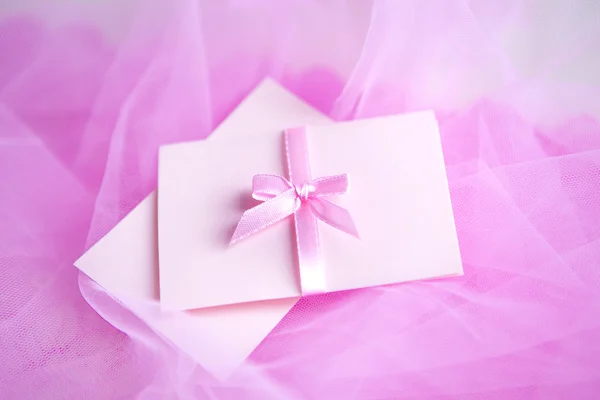 Розовый картон с атласным бантом — стоковое фото