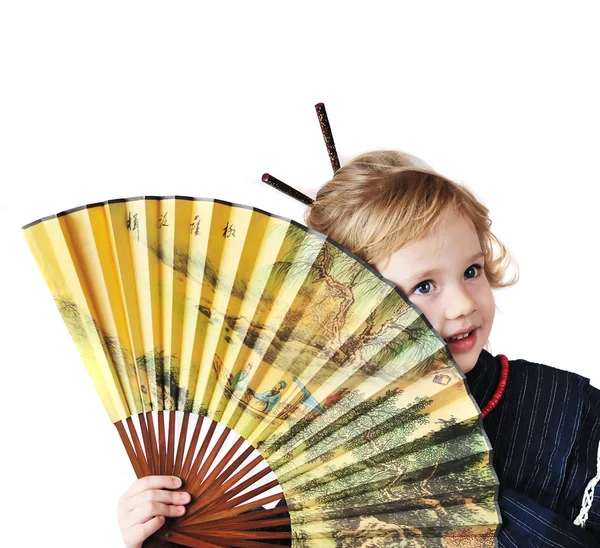 Маленькая девочка с вентилятором — стоковое фото