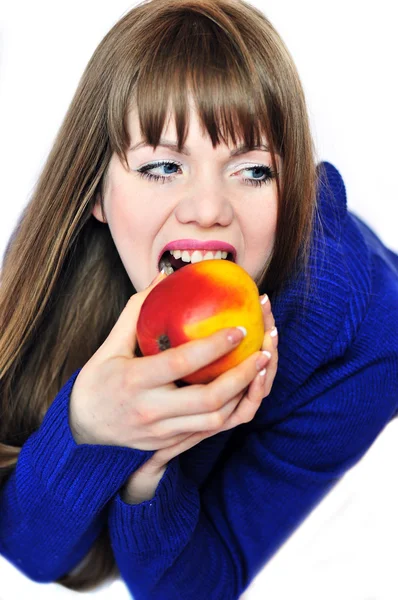 Donna che mangia mela rossa — Foto Stock