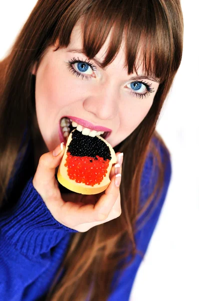 Menina comendo caviar — Fotografia de Stock