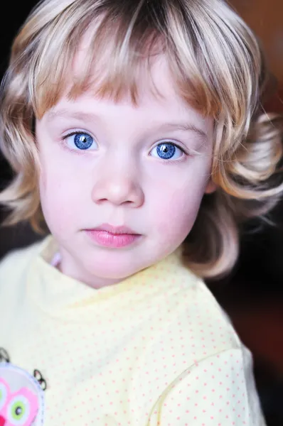 Портрет маленькой девочки с голубыми глазами — стоковое фото