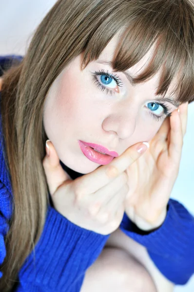 Menina de olhos azuis pensativo — Fotografia de Stock