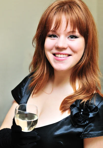 Glad tjej med glas vin — Stockfoto