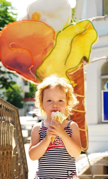 Сладкое мороженое — стоковое фото