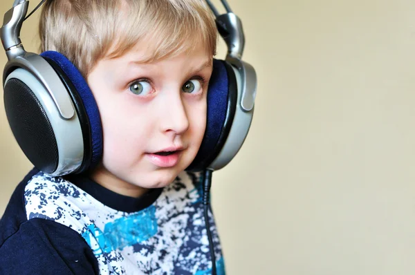 Menino usando fones de ouvido — Fotografia de Stock