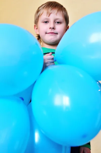 Menino segurando balões — Fotografia de Stock