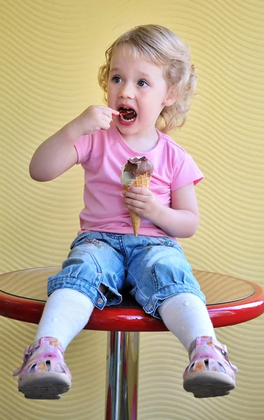 Menina e sorvete — Fotografia de Stock