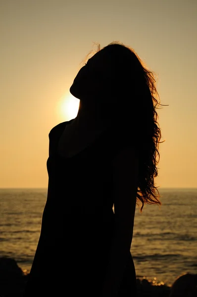 Silhouette della ragazza tramonto — Foto Stock