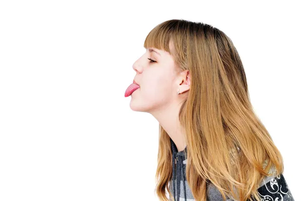 Menina adolescente mostrando seu tongu — Fotografia de Stock