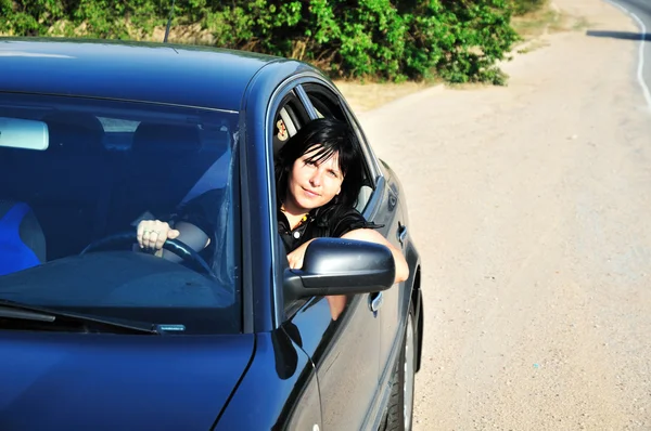 Morena dirigindo um carro — Fotografia de Stock