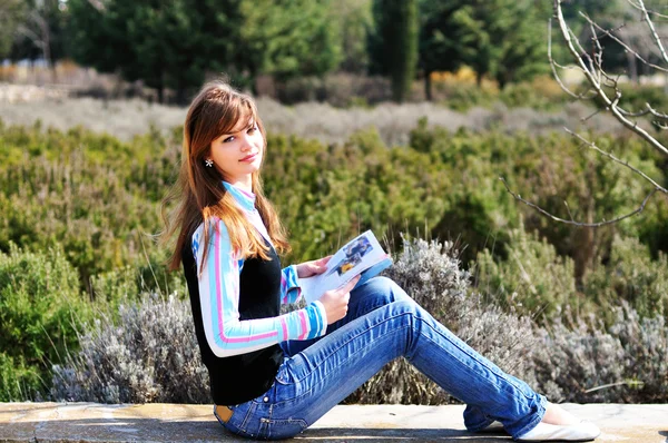 Teen flicka läsa tidningen — Stockfoto