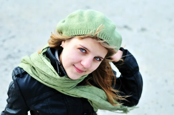 Έφηβος κορίτσι που φοράει Πράσινο μπερέ — Φωτογραφία Αρχείου