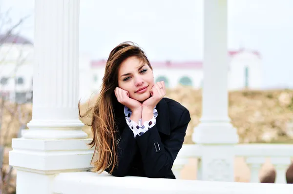 Mooi meisje in de buurt van kolommen — Stockfoto