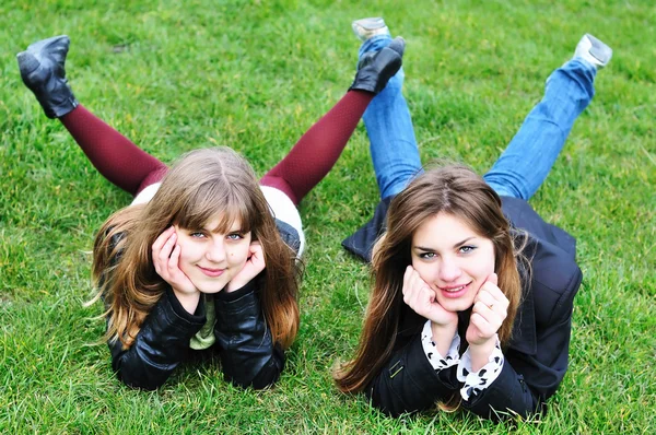 两个少女躺在草地上 — 图库照片