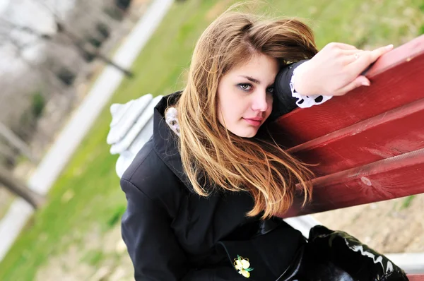 Chica triste en el parque —  Fotos de Stock