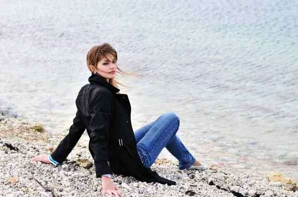 Teen flicka sitter på stenen — Stockfoto