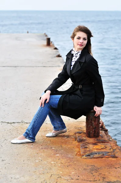 Teen girl sitting on the dock — Stock Photo, Image