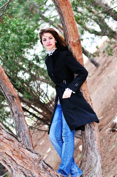 Adolescente chica de pie cerca del árbol — Foto de Stock