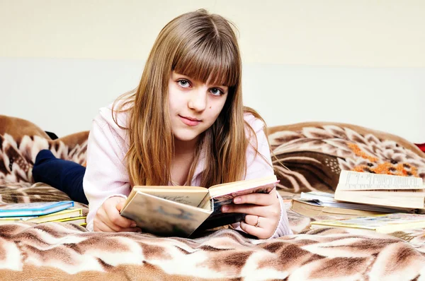 Mädchen lesen Buch — Stockfoto