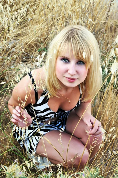Flicka i torrt gräs — Stockfoto
