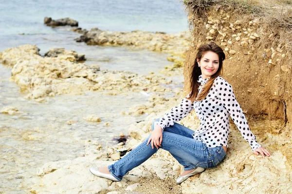 Подростковая улыбающаяся девушка на берегу моря — стоковое фото
