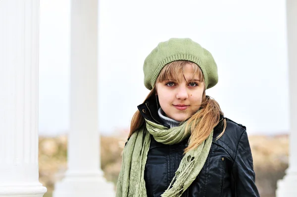 Dziewczyna nosi beret w pobliżu kolumny — Zdjęcie stockowe