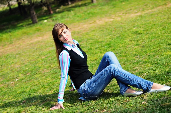 Dospívající dívka relaxační v parku — Stock fotografie