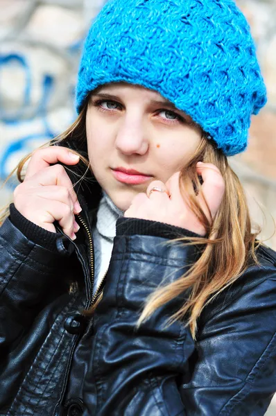 Menina adolescente usando chapéu azul — Fotografia de Stock