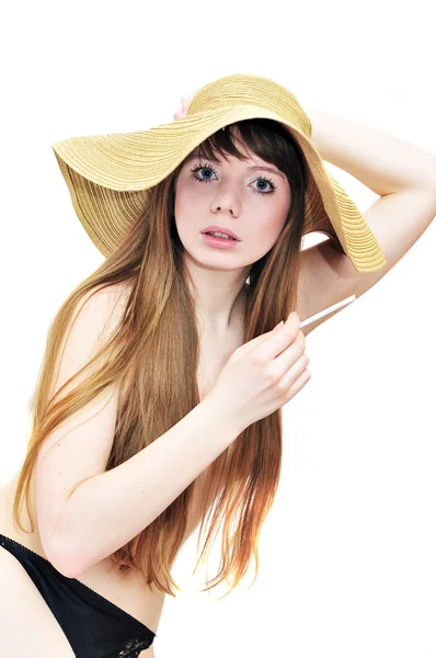 Курящая девушка в соломенной шляпе — стоковое фото