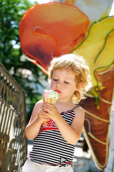 -a ' egy igazán nagy ice-cream — Stock Fotó