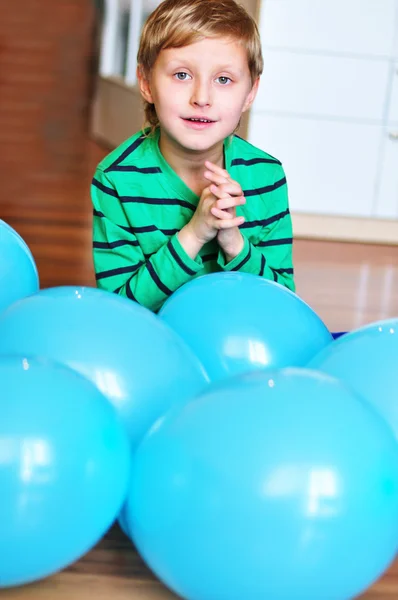 Chlapec s modrými balónky — Stock fotografie