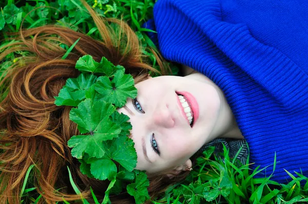 Zrzavá dívka s korunou z listí — Stock fotografie