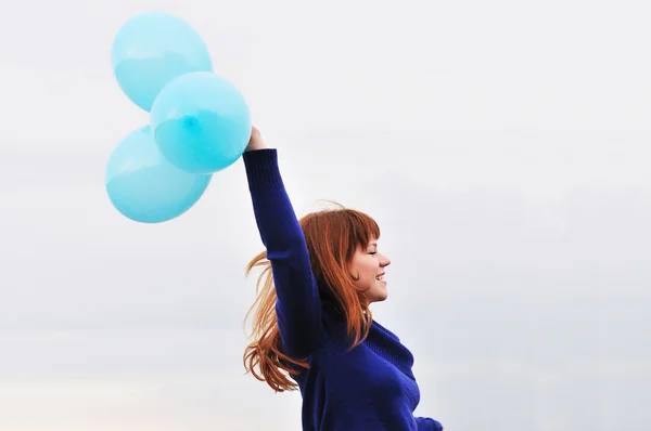 Ruiva menina correndo com balões — Fotografia de Stock