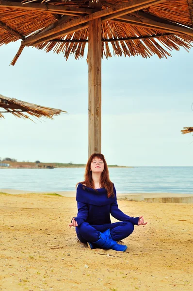 Meditación cerca del mar —  Fotos de Stock