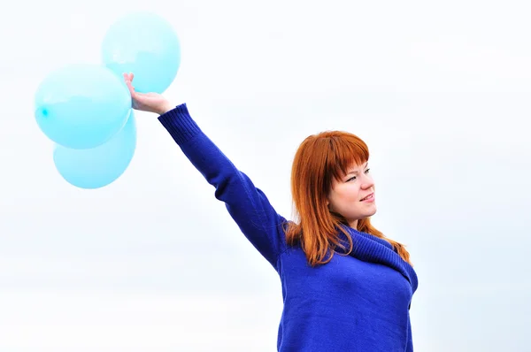 Rödhåriga tjej med ballonger — Stockfoto