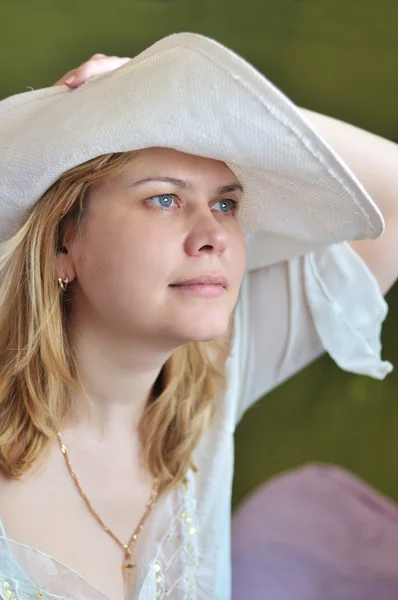 Женщины в соломенной шляпе — стоковое фото