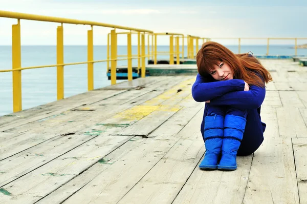 Vörös hajú lány a Pier — Stock Fotó