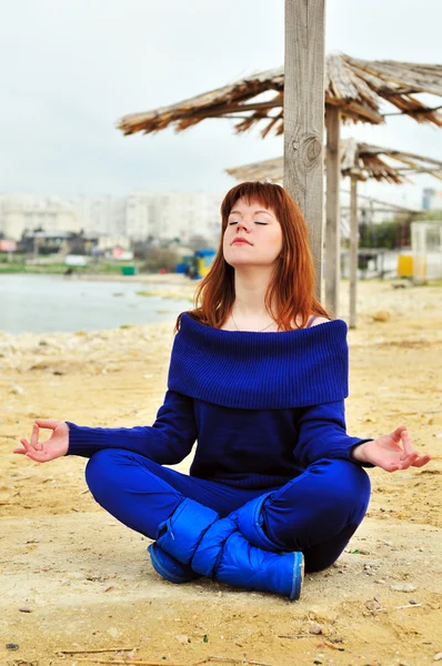 Meditation på stranden — Stockfoto