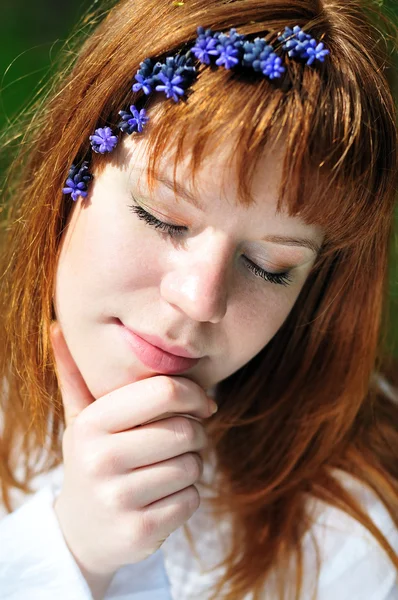 Visage de fille rousse dans la forêt de printemps — Photo