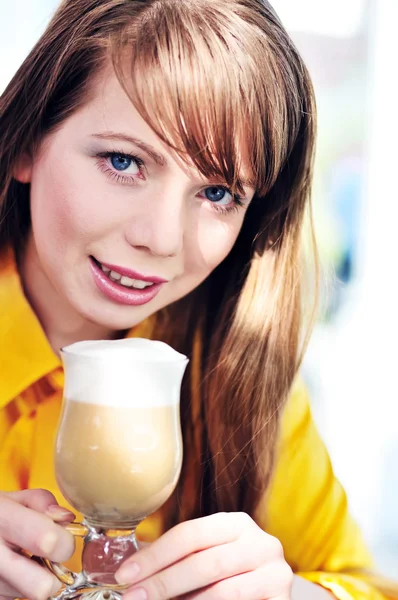 Menina com latte — Fotografia de Stock